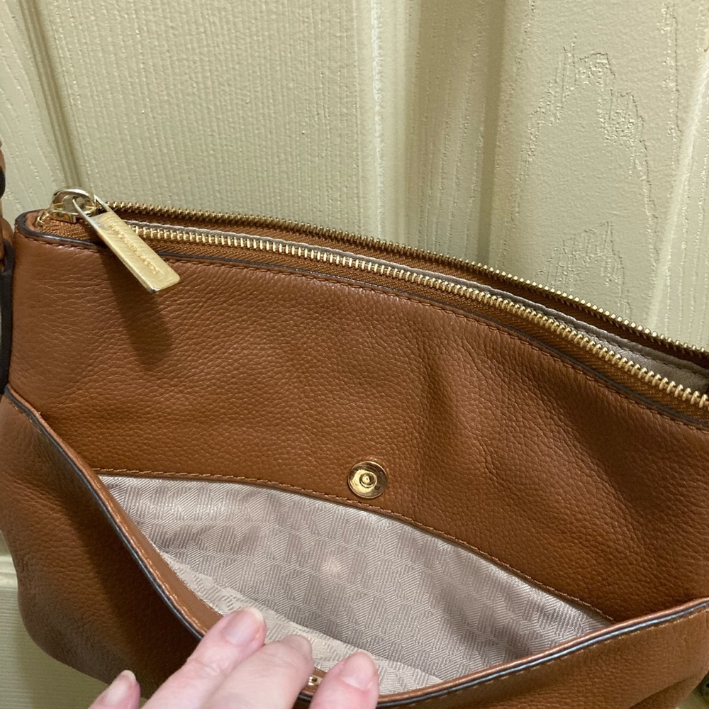 Michael Kohrs Crossbody and matching wallet - Picture 5 of 8